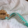 attache tétine fait à la main et personnalisable en bois et coton