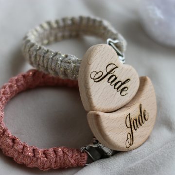 accroche sucette lune et étoile doré avec prénom