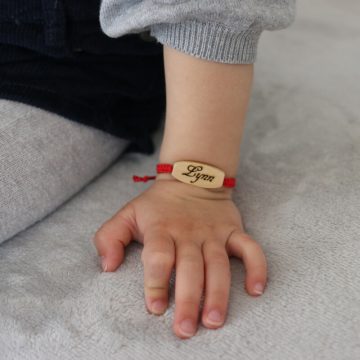 bracelet personnalisé pour enfant en bois et en soie tressé à la main