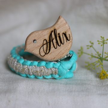 attache tétine forme oiseau personnalisable en bois et coton tresse à la main