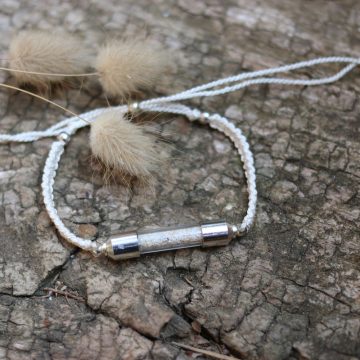 bracelet avec sable à l'intérieur d'une perle en verre