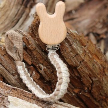 attache tetine marron et dore avec clip en bois en forme de lapin