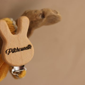 clip en bois lapin et ecriture pour personnaliser l attache tetine