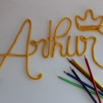 tricotin jaune et fil d aluminium pour arthur