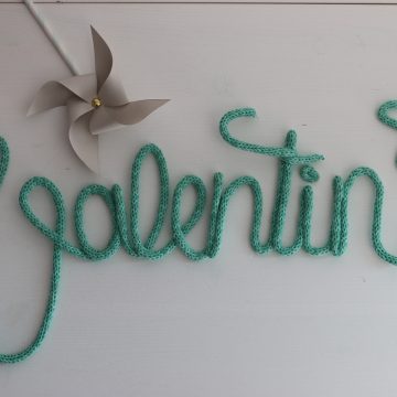 prenom valentin en tricotin turquoise pour decorer la chambre de bebe