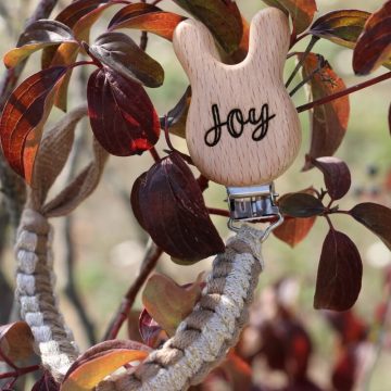 attache tetine pour bebe tresse a la main avec clip lapin