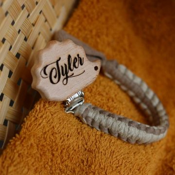 accroche tétine marron et or avec un clip hérisson avec prénom