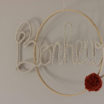 mot en trictin sur cercle de bois pour suspension