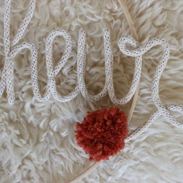 mot bonheur fait en tricotin pour decorer votre interireur