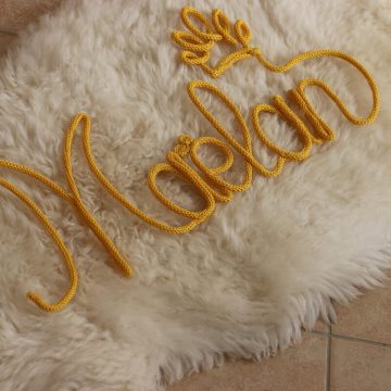 décoration en laine jaune avec couronne