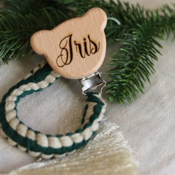 attache sucette tressé à la main avec personnalisation du prénom vert
