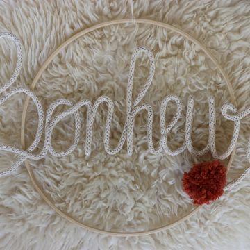 mot personnalise en trictin pour decoration d'interieur avec un cercle en bois de 30 cm