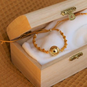 bijoux doré pour une future maman