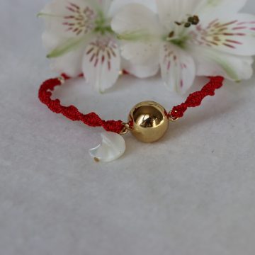 bijoux doré avec lune en nacre pour future maman