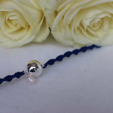 bracelet bleu avec bola argenté et perle de rivière pour femme enceinte