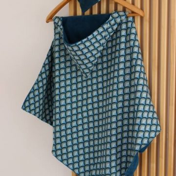 cape de bain pour enfant bleu paon et éventail