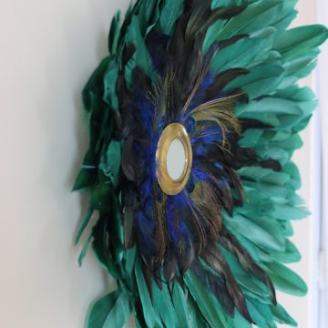 deco d'interieur en plumes naturelles et miroir marocain en laiton