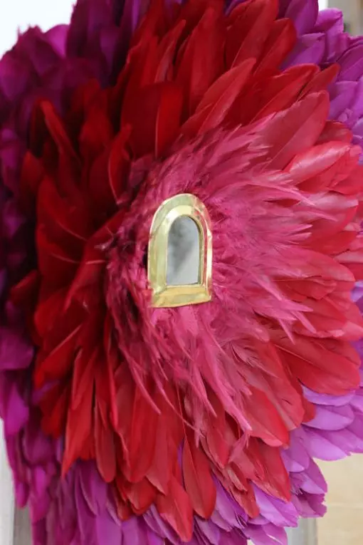 décoration murale en plume et miroir en laiton