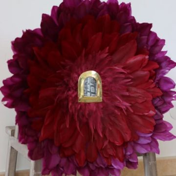 petit miroir en laiton et plumes naturelles pour décoration intérieur