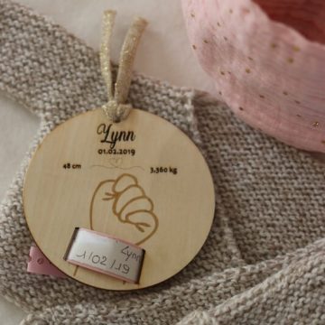 carte en bois our accrocher le bracelet de naissance de bébé