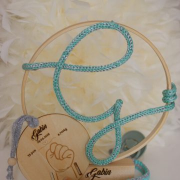 coffret cadeau naissance bebe lttre tricotin support bracelet de naissance et attache tétine