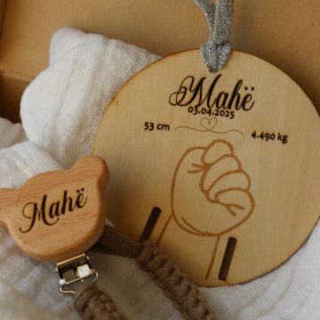 support en bois pour conserver bracelet de naissance bébé