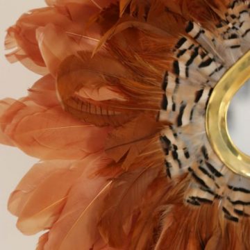deco murale boho chic en plumes naturelles marron et miroir marocain