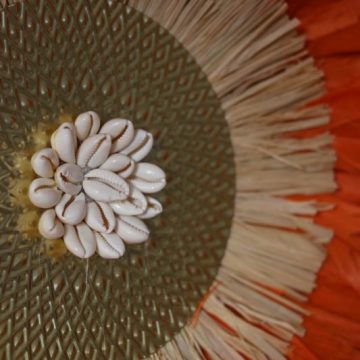 décoration intérieur tendance ethnique et bohème en plume et coquillage