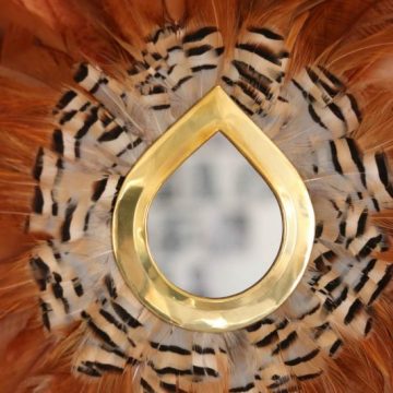 miroir artisanale au centre du jujuhat en plumes de faisan et de coq marron