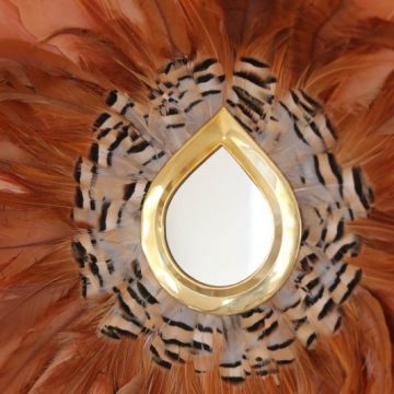 décoration murale faite main en plume et miroir doré