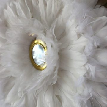 Décoration murale en plumes blanches et dorées